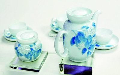 陶藝名家張守智昨在滬老淚縱橫談&ldquo;國(guó)瓷&rdquo; 陶瓷大國(guó)卻為他人打工(組圖)_影音娛樂(lè)_新浪網(wǎng)